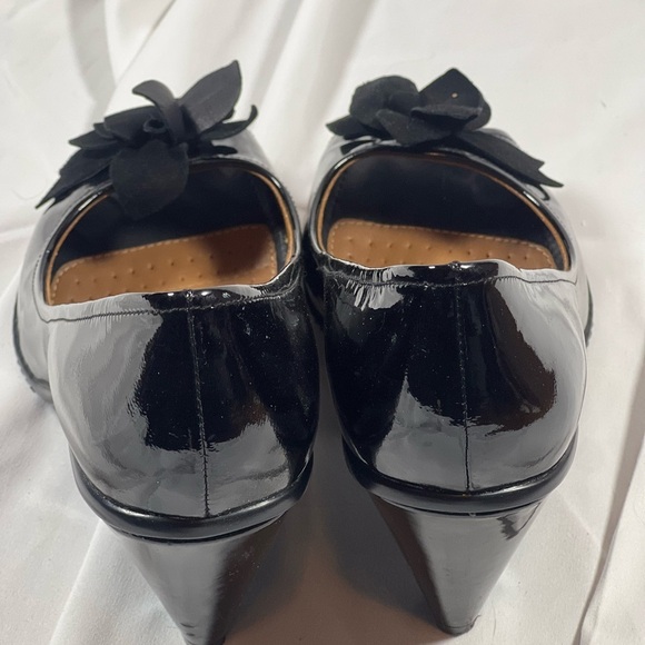 Ecco Black Heels Classic Elegance - Never Worn - Picture 2 of 4